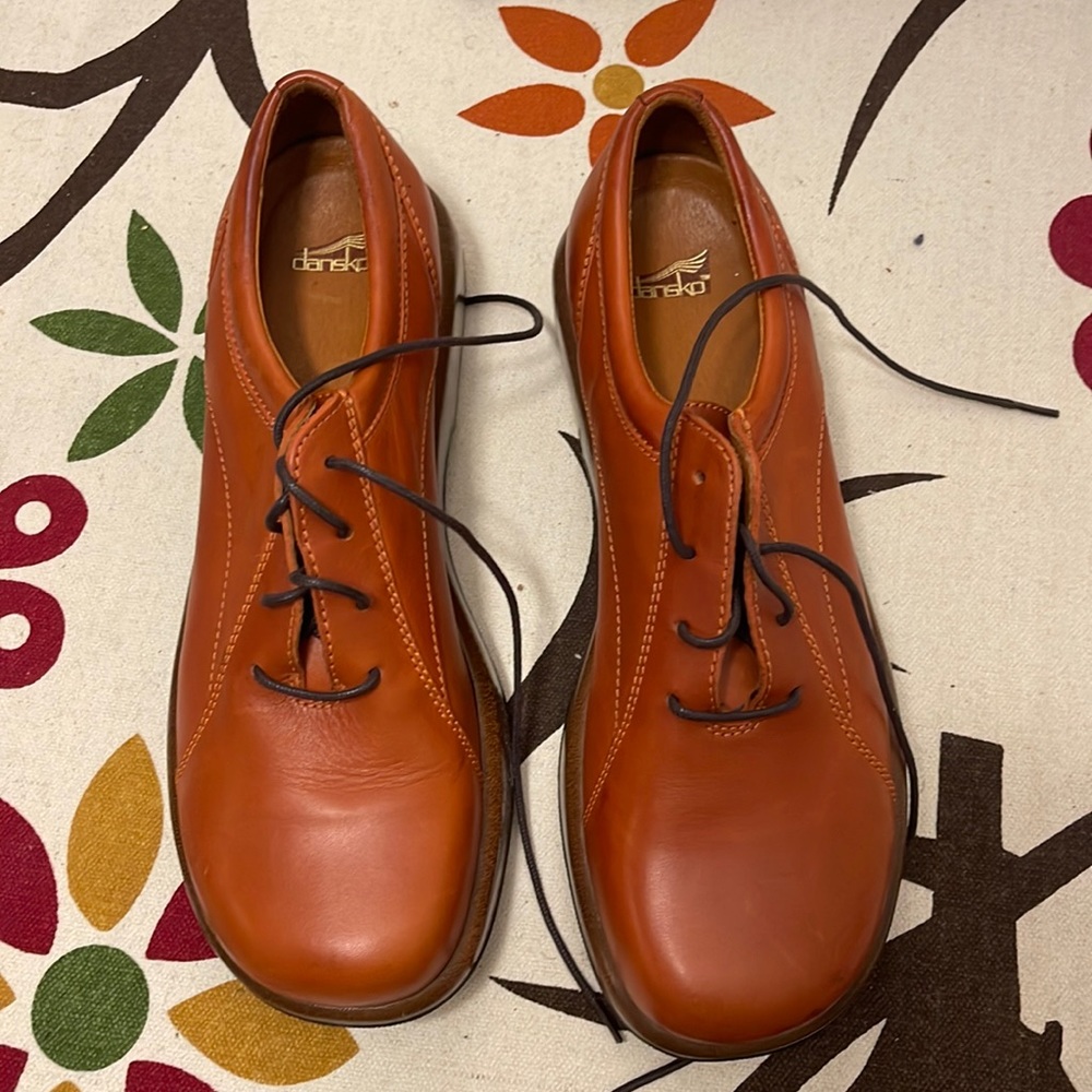 Dansko 42 laced shoes